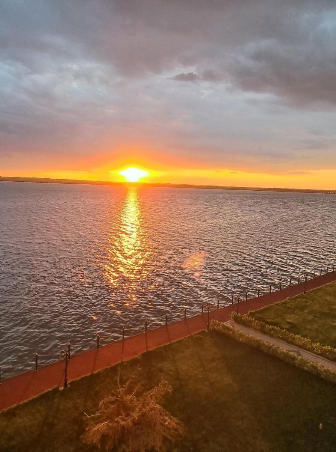 Deluxe Lake View Mamaia Exterior photo