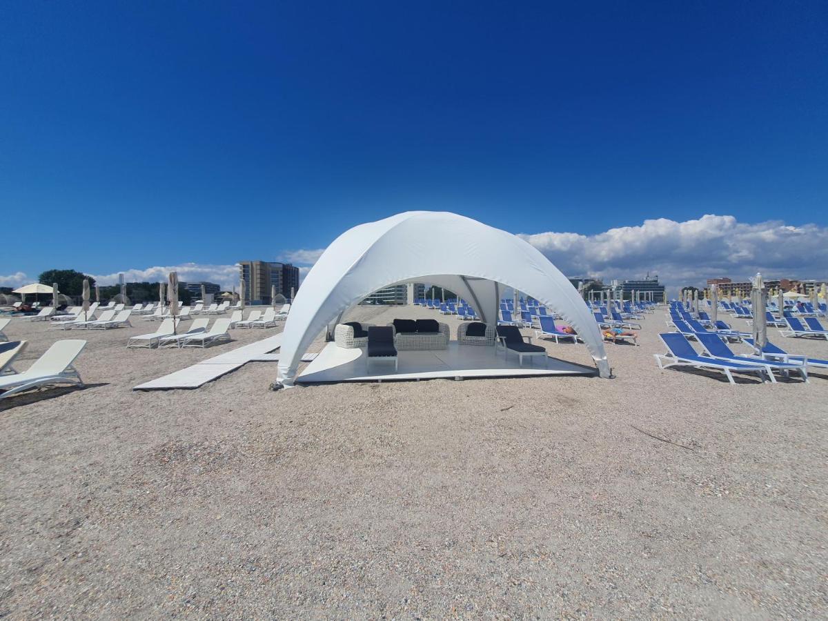 Deluxe Lake View Mamaia Exterior photo
