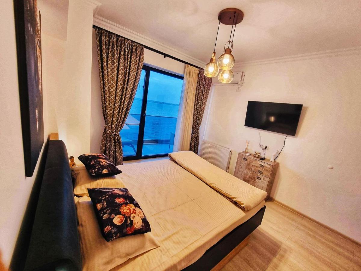 Deluxe Lake View Mamaia Exterior photo