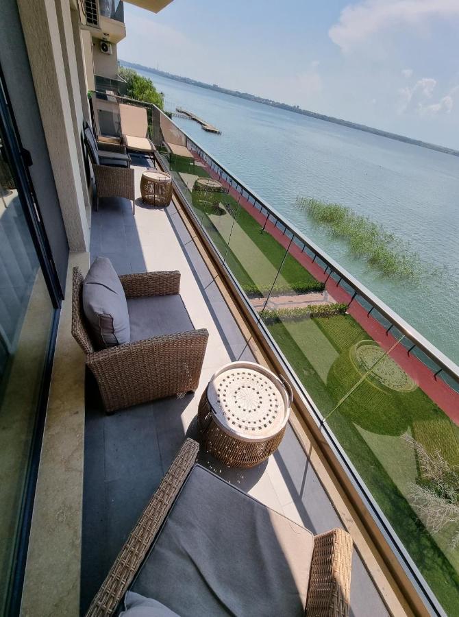 Deluxe Lake View Mamaia Exterior photo